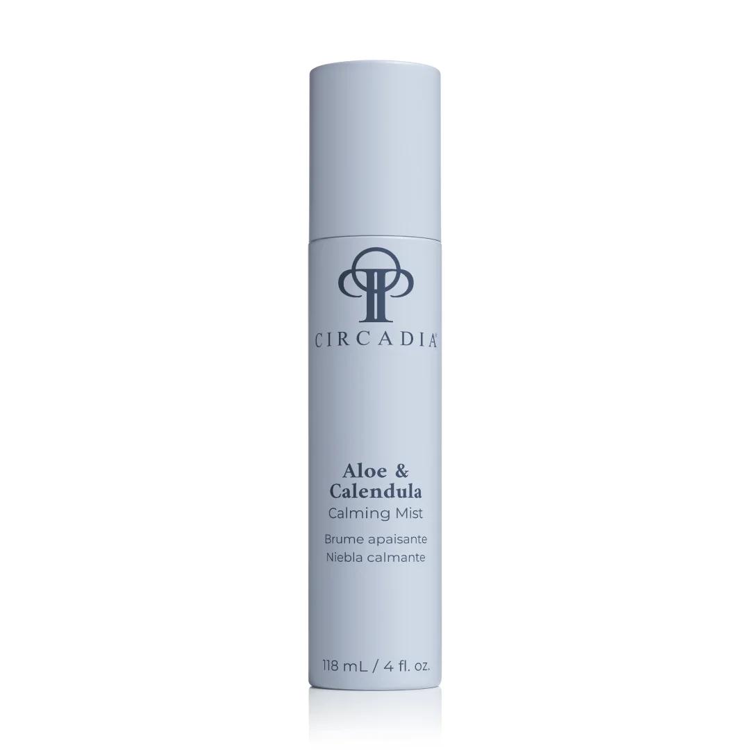 Witte sprayflacon van Circadia Aloe & Calendula Calming Mist 118 ml met blauwe en grijze details en een doorzichtige dop.