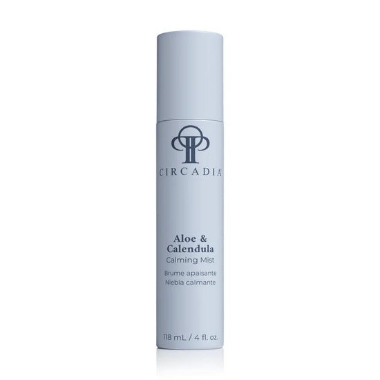 Witte sprayflacon van Circadia Aloe & Calendula Calming Mist 118 ml met blauwe en grijze details en een doorzichtige dop.
