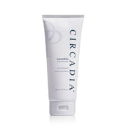 Witte fles met zwarte dop van Circadia Amandola Milk Cleanser 198 ml.