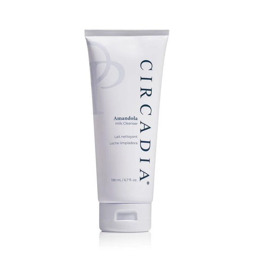 Witte fles met zwarte dop van Circadia Amandola Milk Cleanser 198 ml.
