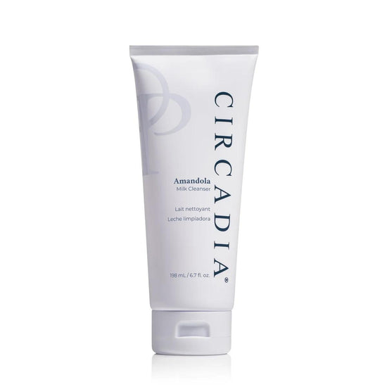 Witte fles met zwarte dop van Circadia Amandola Milk Cleanser 198 ml.