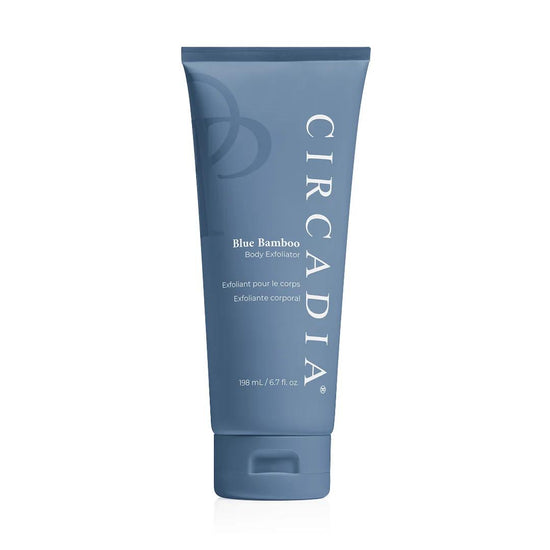 Tube van Circadia Blue Bamboo Body Exfoliator 240 ml met een blauwe dop en witte verpakking.