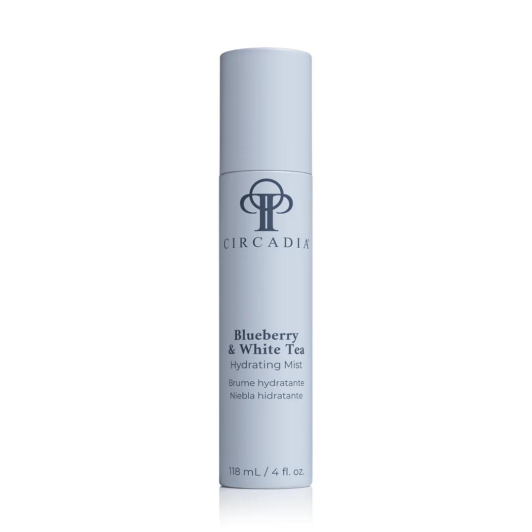 Circadia Blueberry & White Tea Hydrating Mist 118 ml in een witte sprayflacon met blauwe en grijze accenten.