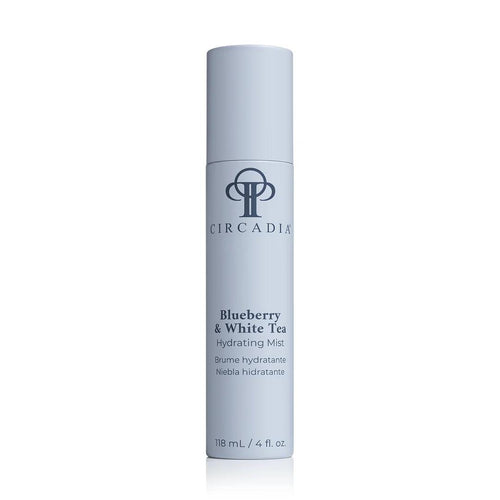 Circadia Blueberry & White Tea Hydrating Mist 118 ml in een witte sprayflacon met blauwe en grijze accenten.