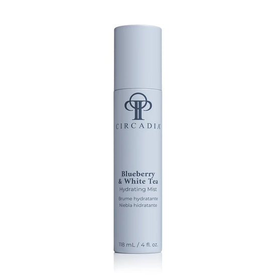 Circadia Blueberry & White Tea Hydrating Mist 118 ml in een witte sprayflacon met blauwe en grijze accenten.