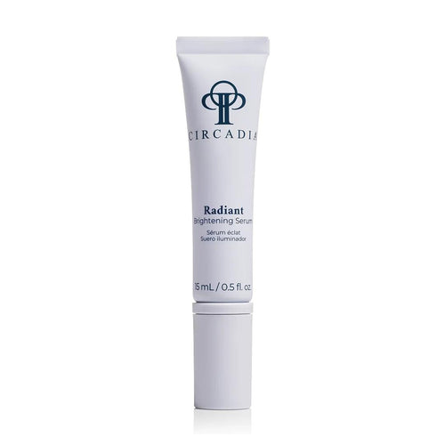 Flesje Circadia Bright White Serum in een witte, strakke verpakking met een zilveren dop en zwarte letters.