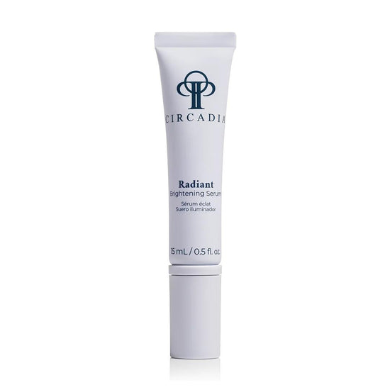 Flesje Circadia Bright White Serum in een witte, strakke verpakking met een zilveren dop en zwarte letters.