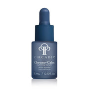 Flesje Circadia Chrono-Calm 15 ml, een kalmerend serum in een witte verpakking met blauwe accenten.