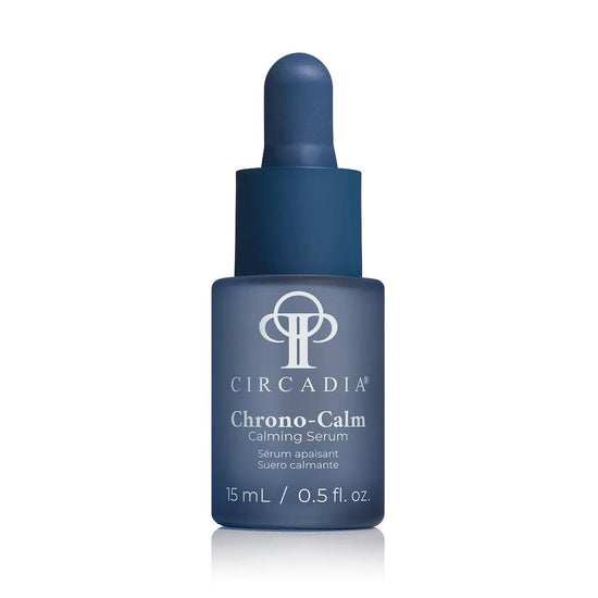 Flesje Circadia Chrono-Calm 15 ml, een kalmerend serum in een witte verpakking met blauwe accenten.