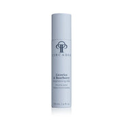 Sprayflacon van Circadia Licorice & Bearberry Brightening Mist in een witte verpakking met blauwe en grijze accenten.