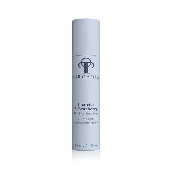 Sprayflacon van Circadia Licorice & Bearberry Brightening Mist in een witte verpakking met blauwe en grijze accenten.