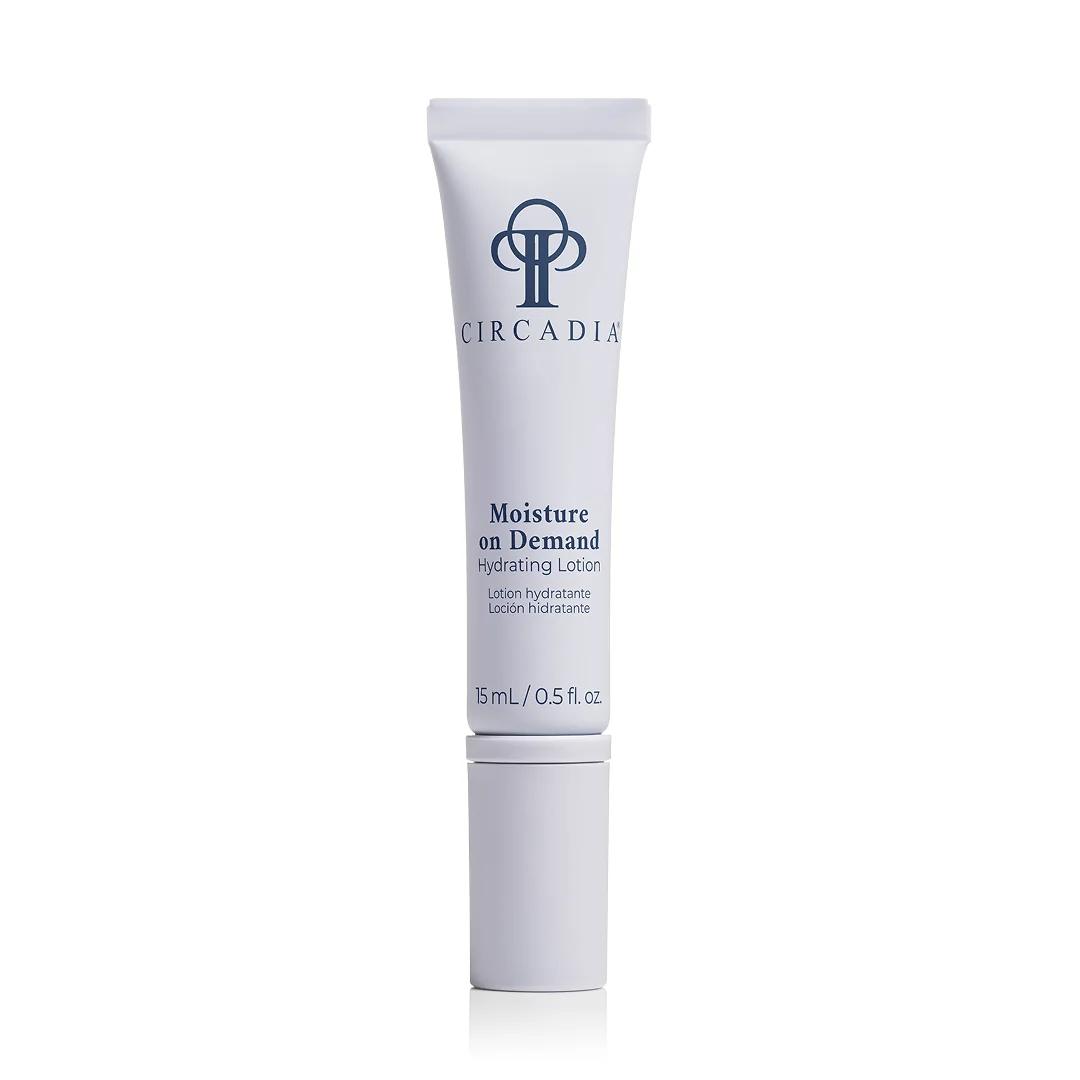 Witte tube met zwarte dop van Circadia Moisture On Demand 15 ml op een witte achtergrond.