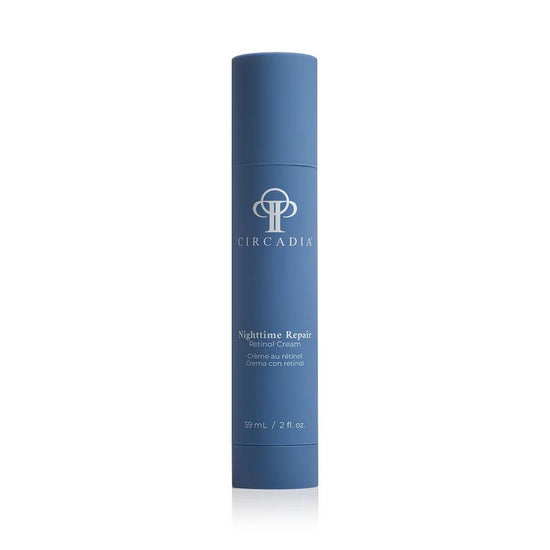 Witte pompflacon van Circadia Nighttime Repair 59 ml met donkerblauwe en zilveren details.