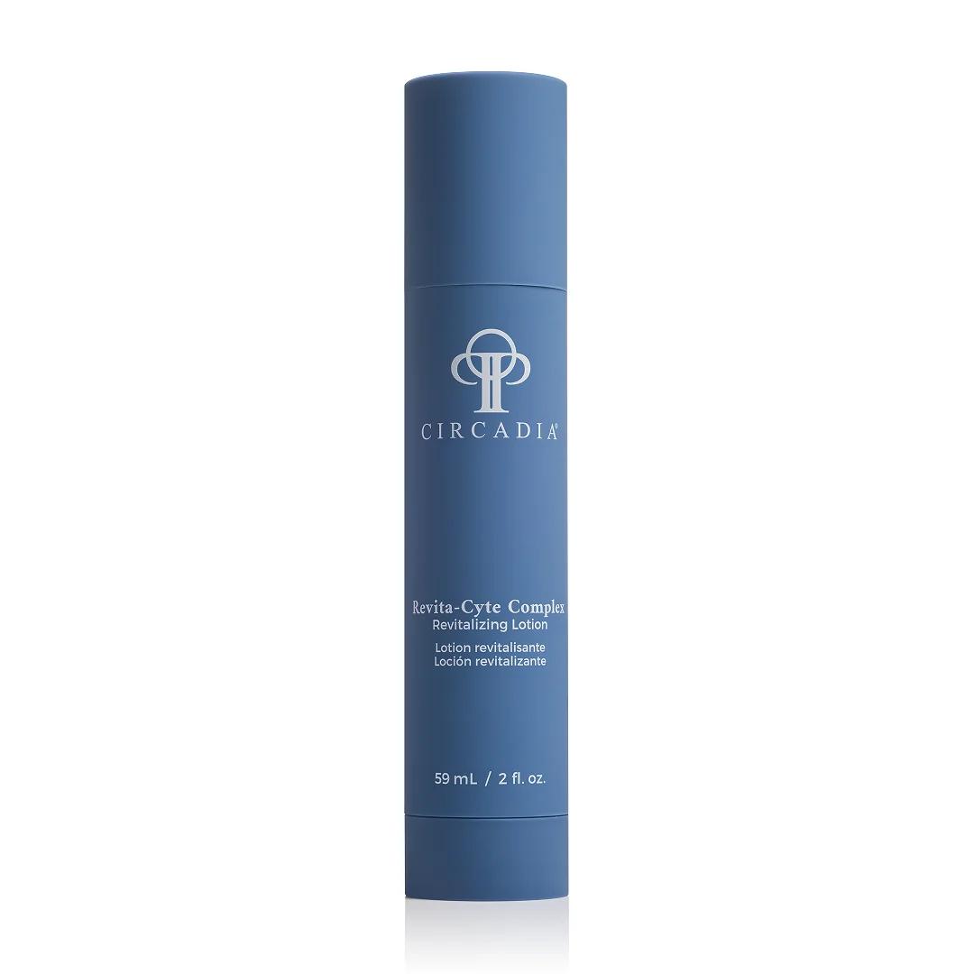 Witte pompflacon van Circadia Revita-Cyte Complex in de productverpakking.