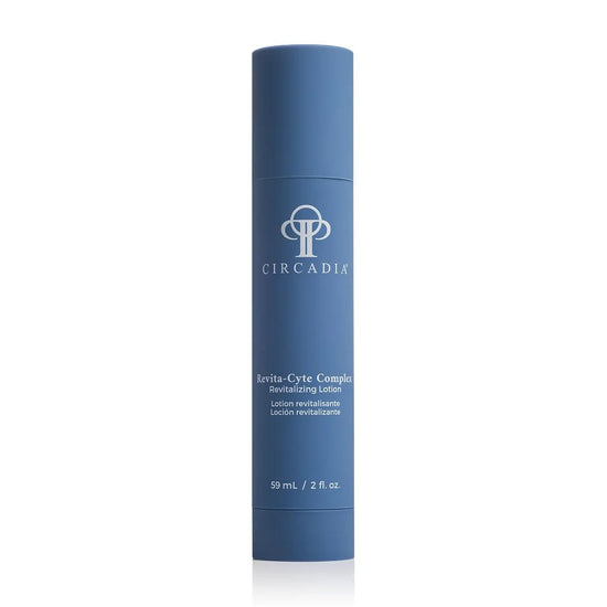 Witte pompflacon van Circadia Revita-Cyte Complex in de productverpakking.