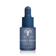 Flesje Circadia Vitamin C Reversal Serum 15 ml met een witte pompdispenser en witte dop.