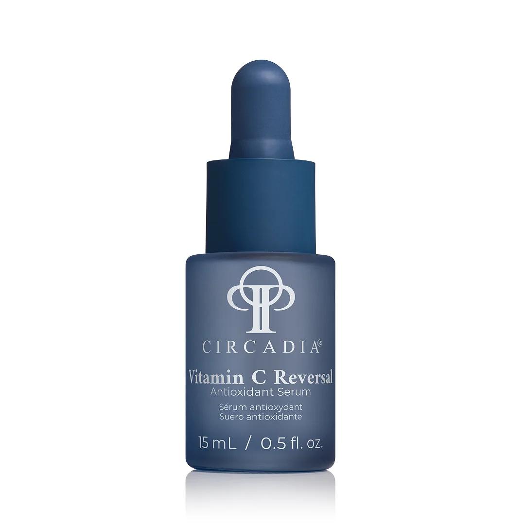 Flesje Circadia Vitamin C Reversal Serum 15 ml met een witte pompdispenser en witte dop.