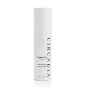 Witte fles met zwarte pomp van de Circadia Vitamin Veil Cleanser.