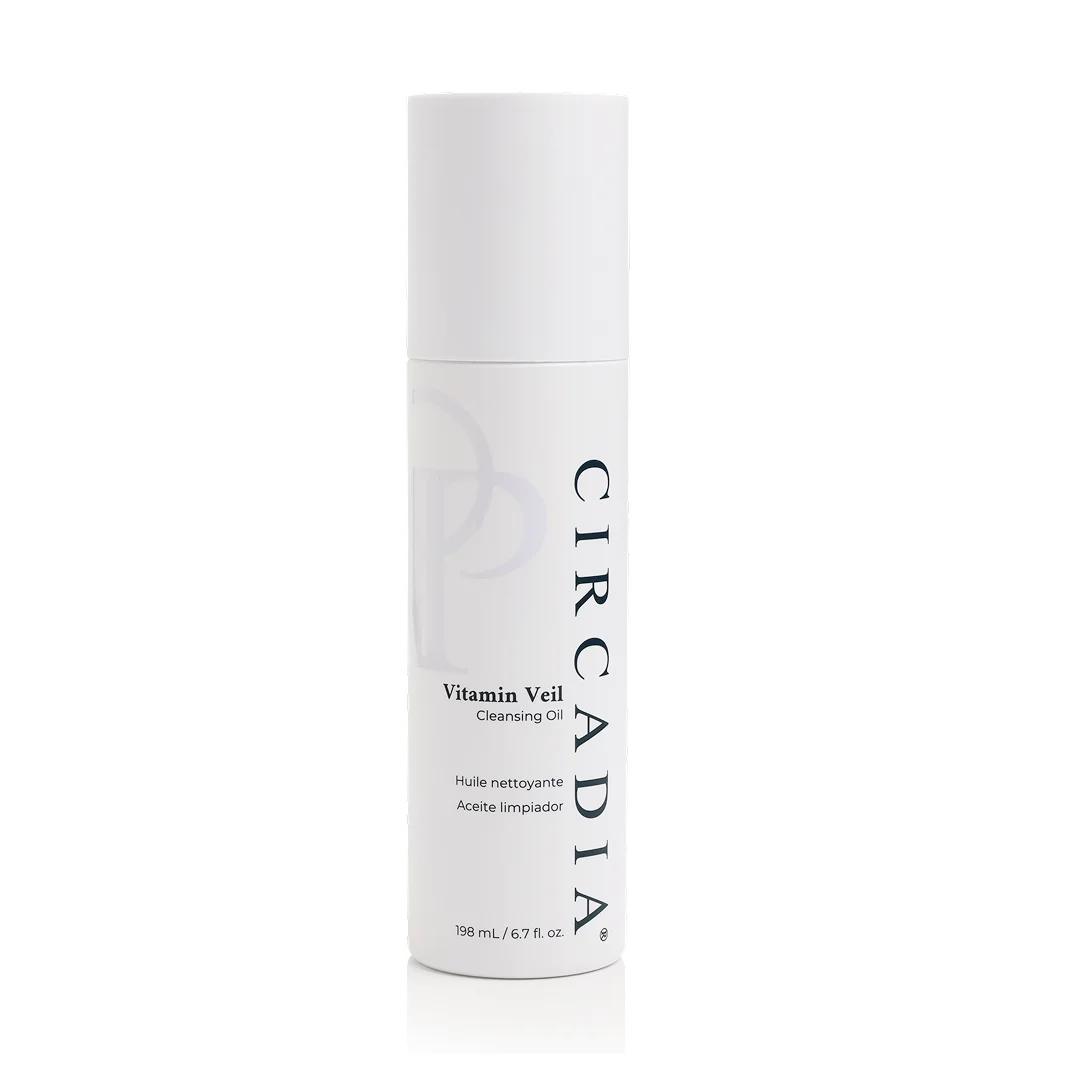 Witte fles met zwarte pomp van de Circadia Vitamin Veil Cleanser.